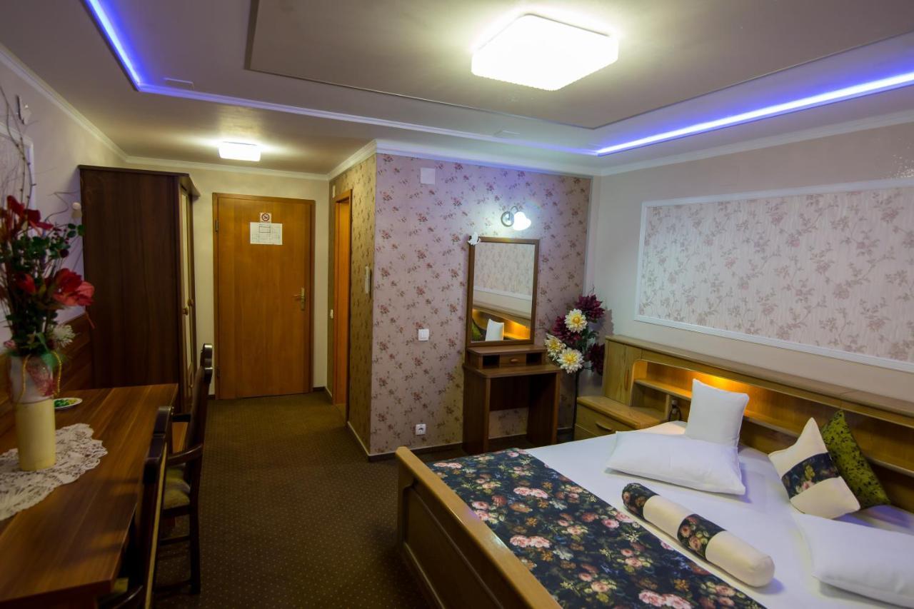 Pensiunea Sofia ทิมิชัวรา ภายนอก รูปภาพ